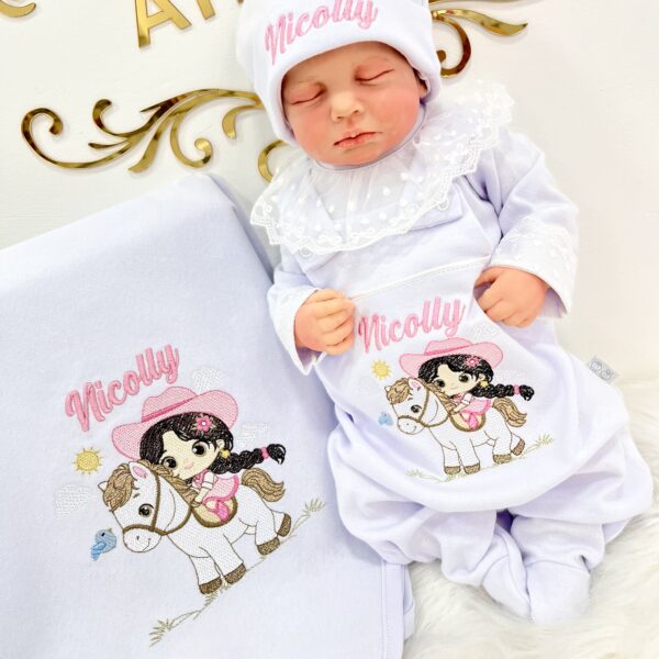 Saída Maternidade jardineira Branco unissex / pra menino mudamos Body e o bordado